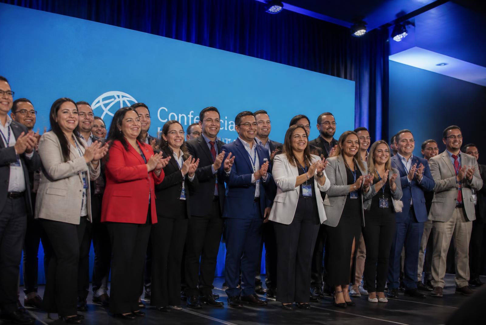 Equipo reunido en un evento